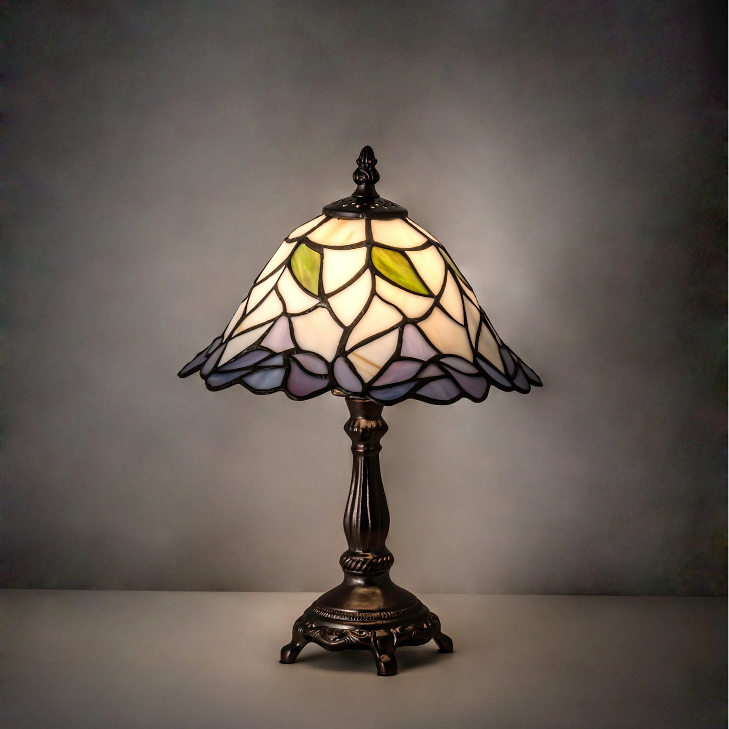 12-inch small tiffany lamp daffodil on dark background. 
