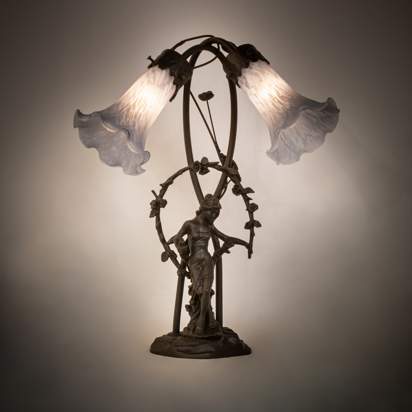 17-inch Gray Tiffany Pond Lily 2-Light Trellis Girl Accent Lamp by Meyda Lighting